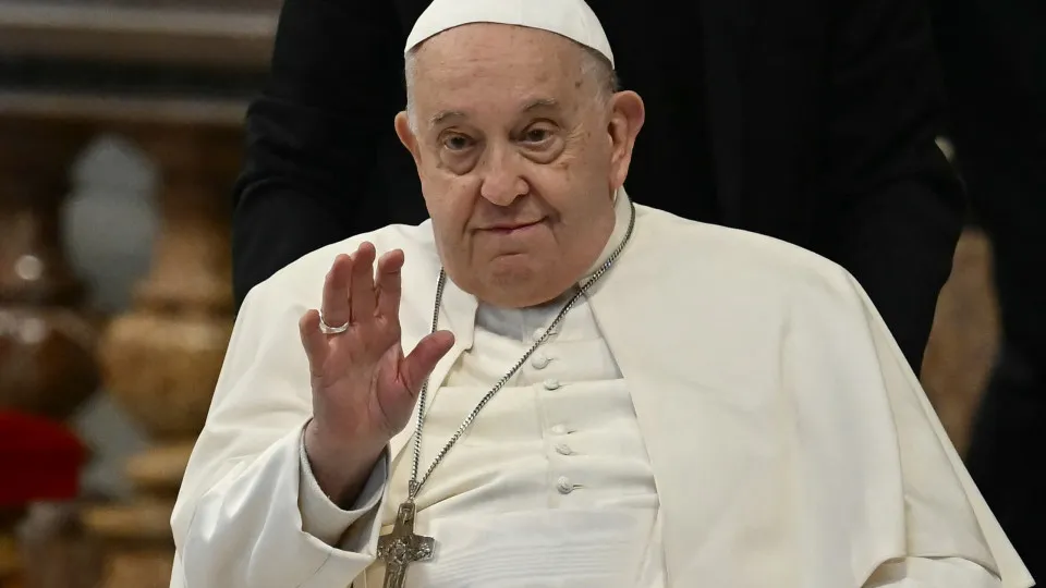 Vaticano cancela compromissos do papa Francisco para o fim de semana